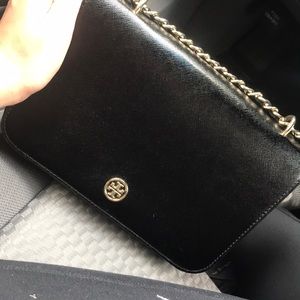 TORY BURCH ROBINSON PATENT BLACK ADJUSTABLE BAG